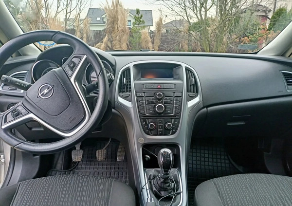 Opel Astra cena 24000 przebieg: 184000, rok produkcji 2014 z Poznań małe 46